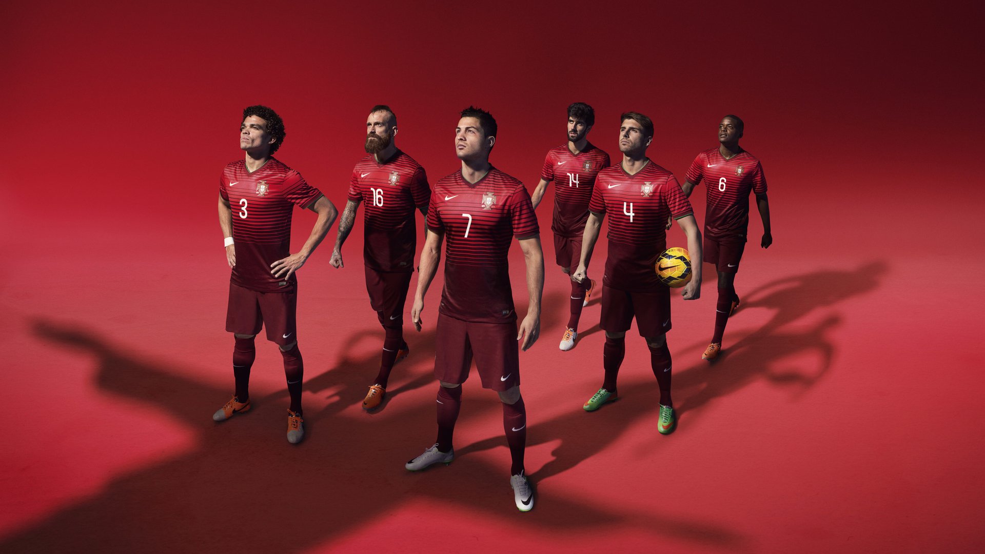 足球赛场焦点！日本队对阵意大利队，核心球员受伤，球队前景蒙阴影